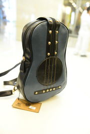 2013新款韓版男包 跨界潮流，從吉他包到潮酷雙肩背包